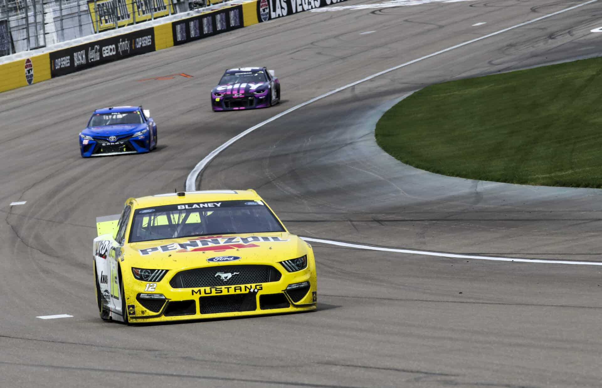 Ryan Blaney races his NASCAR Cup Series Ford Mustang at Las Vegas Motor Speedway in the 2021 Pennzoil 400 Presented by Jiffy Lube. Photo by Rachel Schuoler / Kickin' the Tires