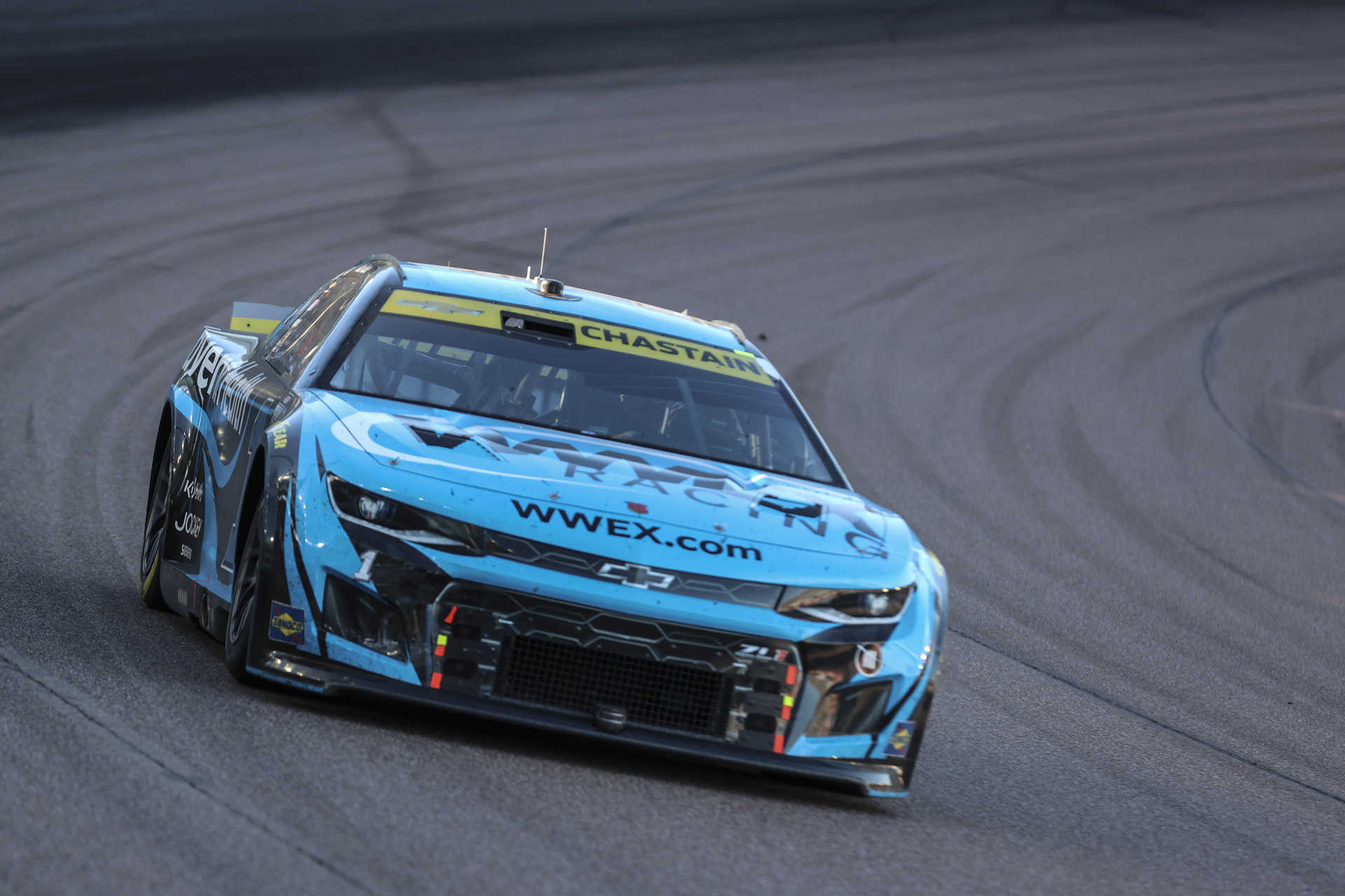 Ross chastain races in the championship 4 at phoenix raceway.