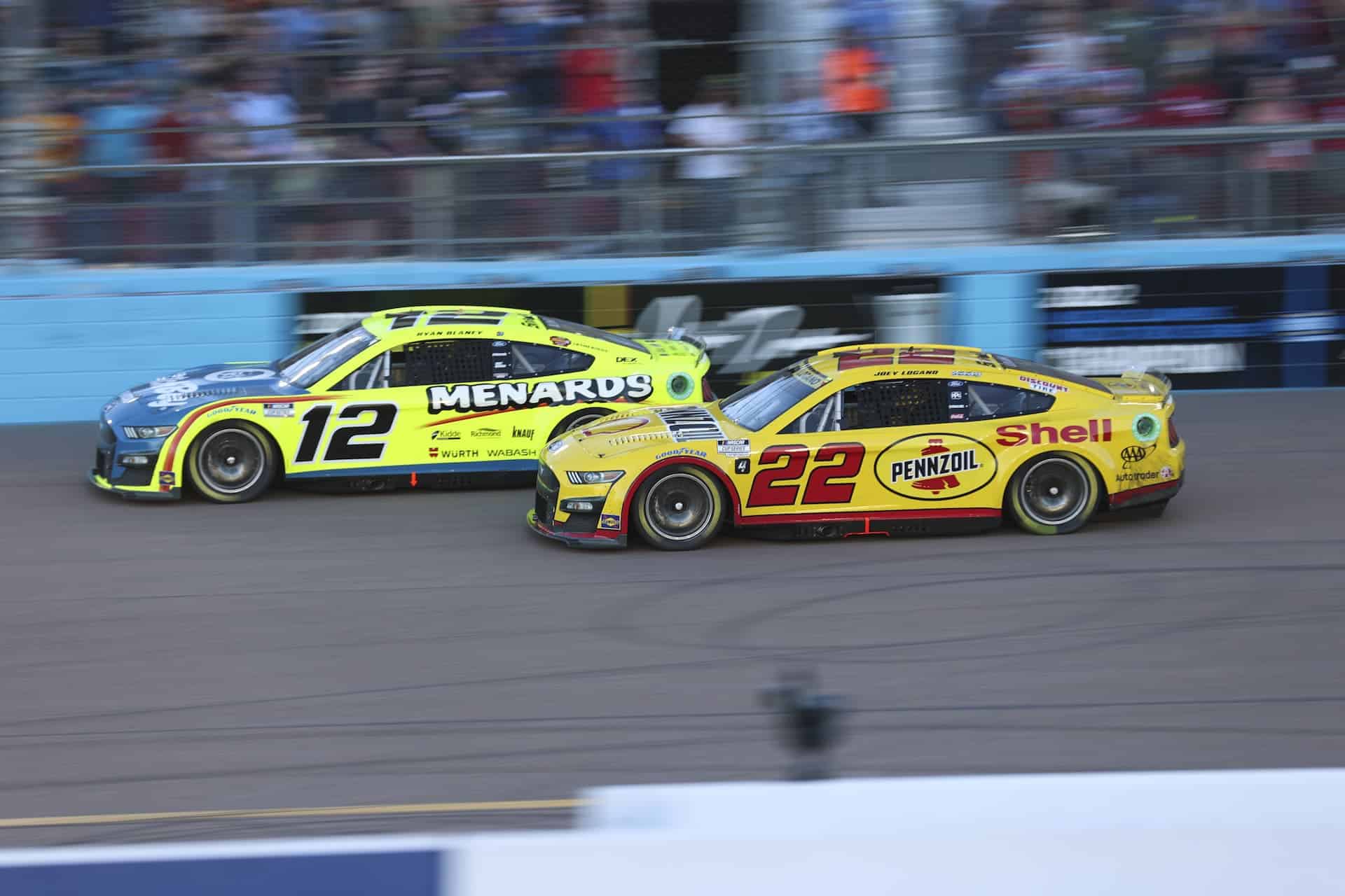 Ryan Blaney tries to edge out teammate Joey Logano for the win at Phoenix Raceway. Photo by Rachel Schuoler / Kickin' the Tires.