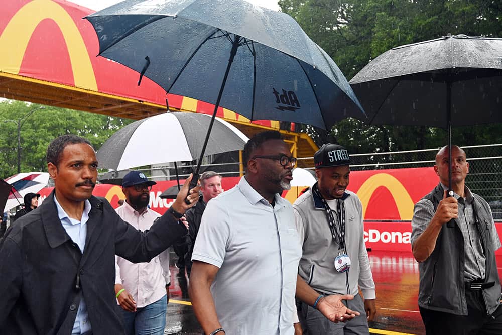 Mayor brandon johnson arrives at the chicago street course race. Photo by jerry jordan/kickin' the tires