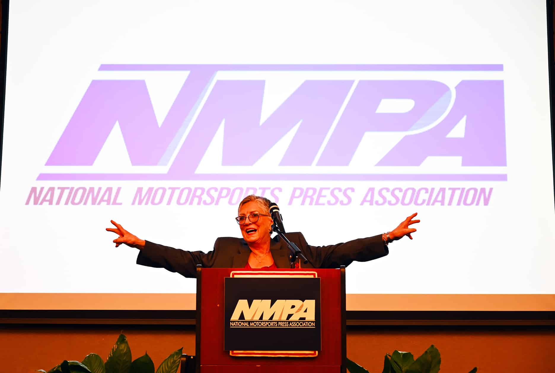 Shirley Muldowney during her acceptance speech at the NMPA Hall of Fame banquet in January 2023. Photo by Jerry Jordan/Kickin' the Tires